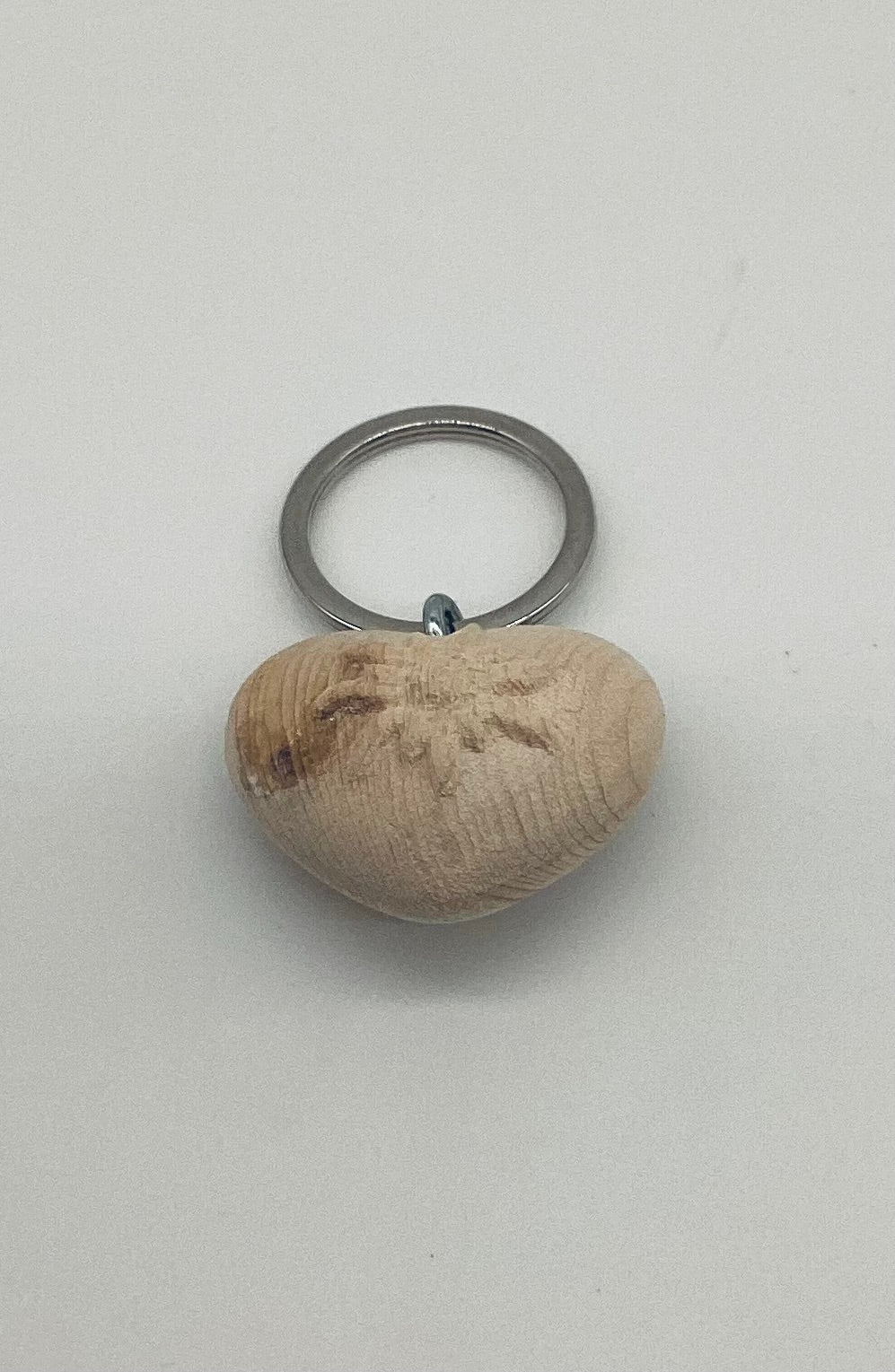 Zirbenherz Schlüsselanhänger mit Edelweiß aus Metal mit Leder