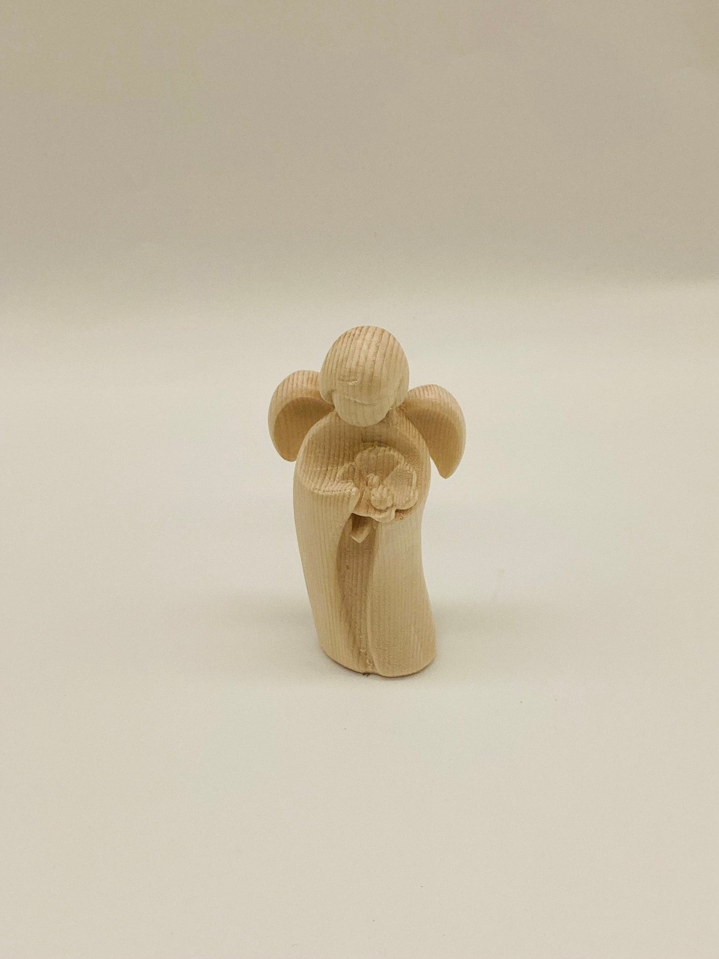 Zirbenengel mit Blume