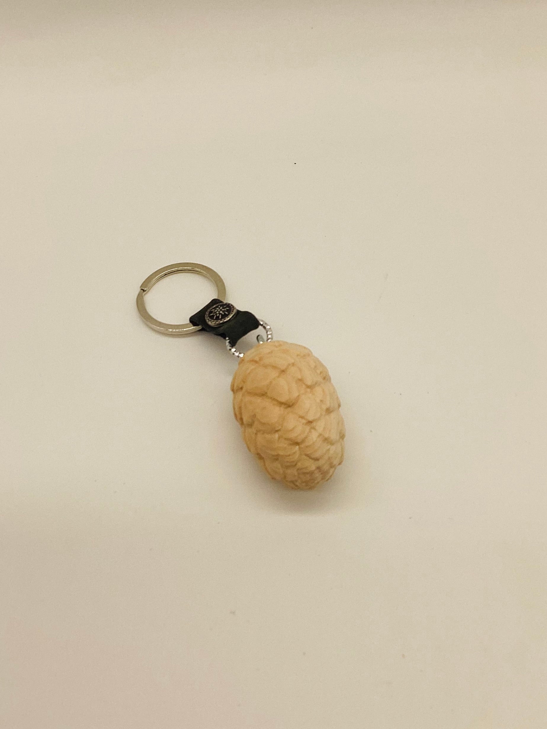 Zirbenzapfen Schlüsselanhänger mit Edelweiß