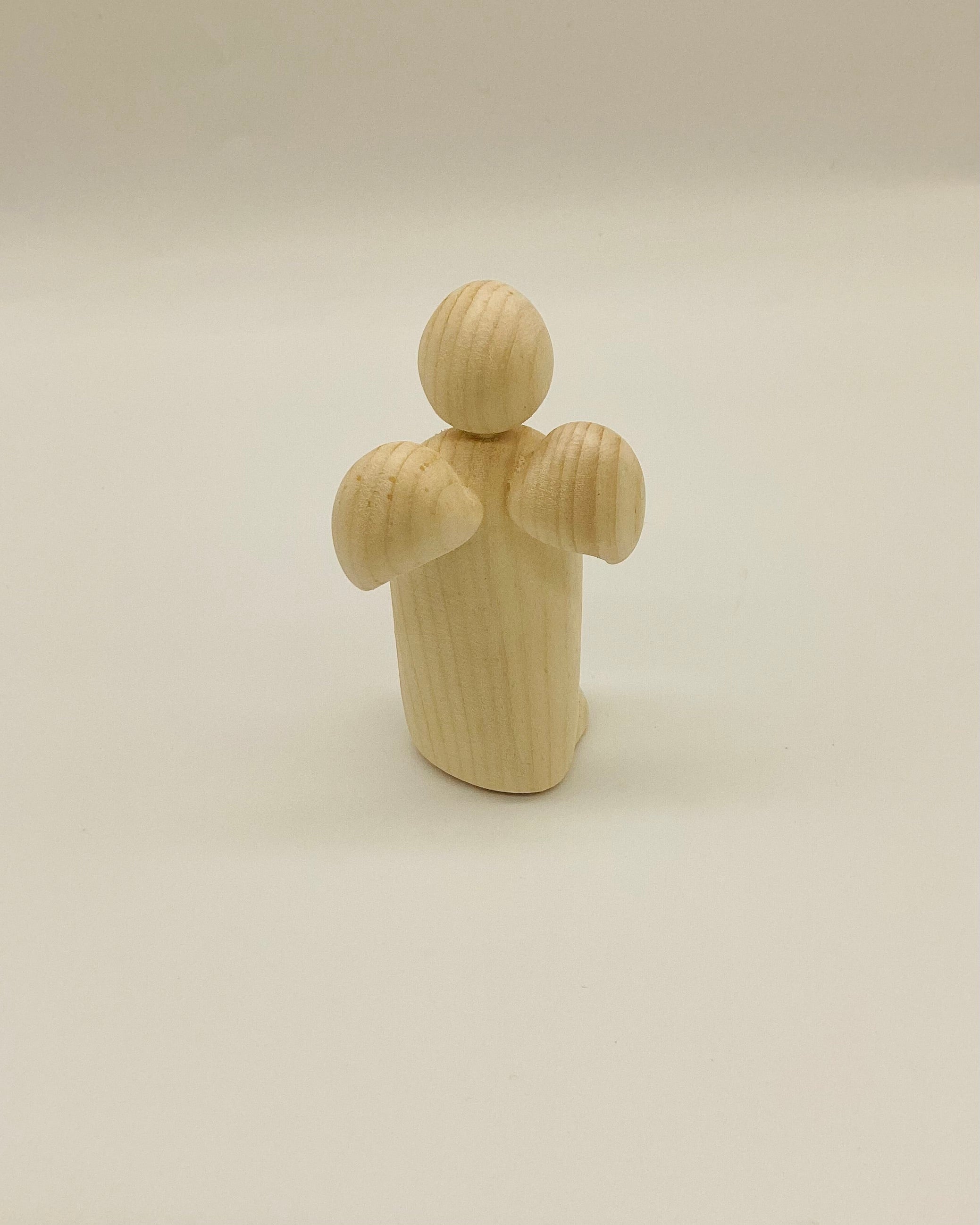 Zirbenengel mit Herzen