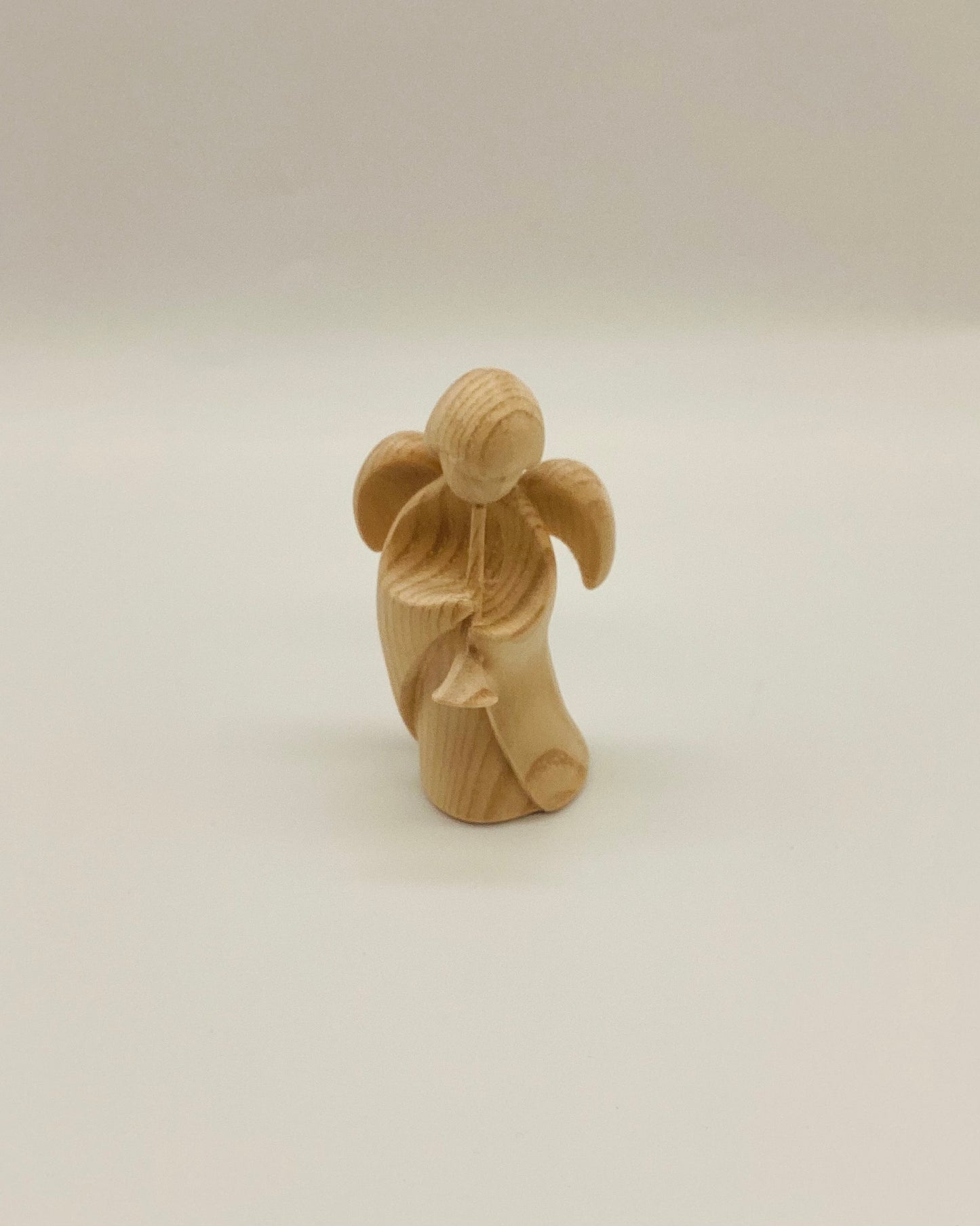 Zirbenengel mit Trompete