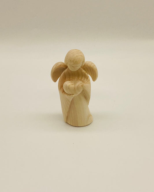Zirbenengel mit Herzen