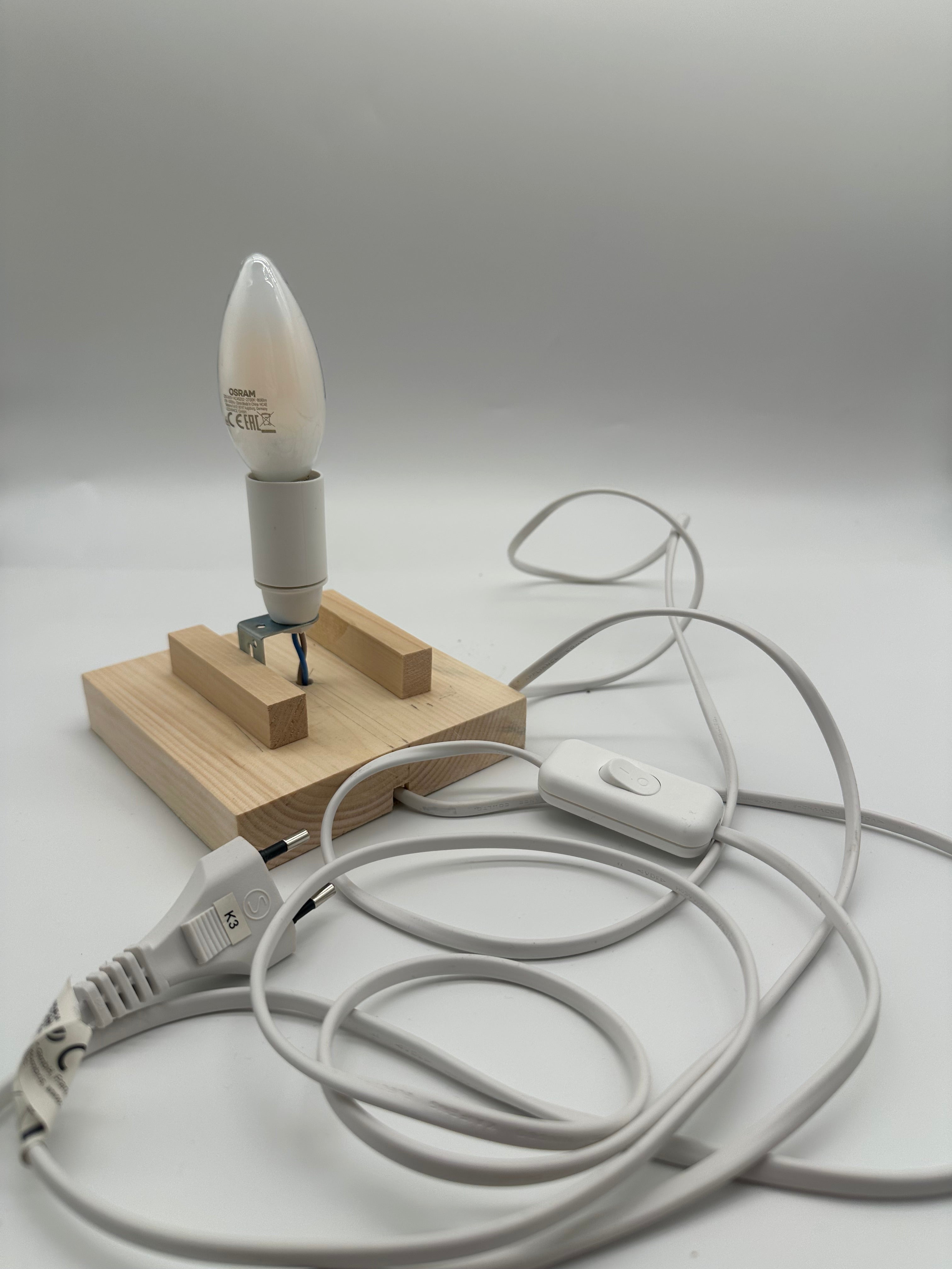 Zirbenlampe aus dem Allgäu mit auswechselbarer E14-Lampe und Schalter