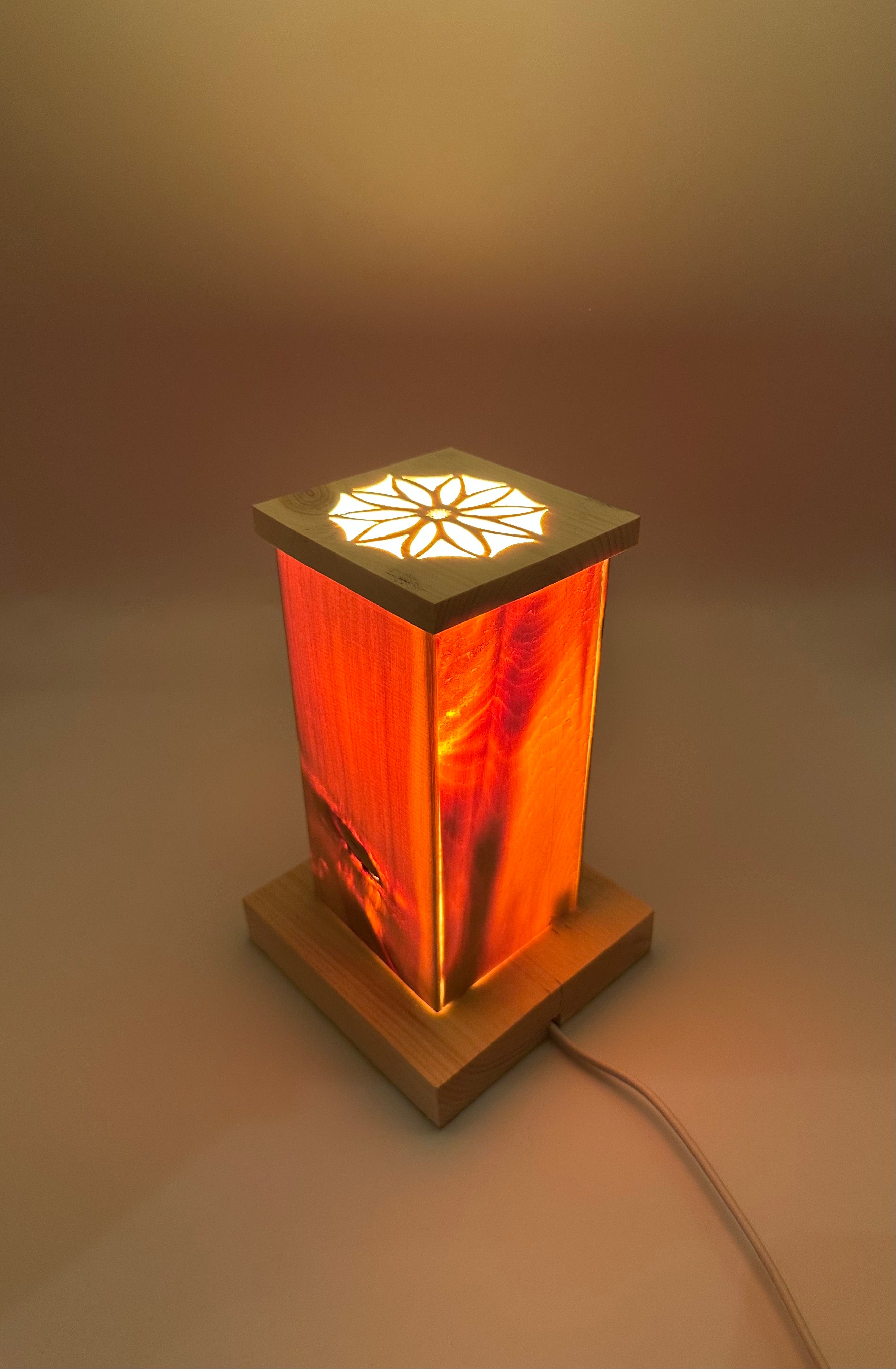 Zirbenlampe aus dem Allgäu mit auswechselbarer E14-Lampe und Schalter