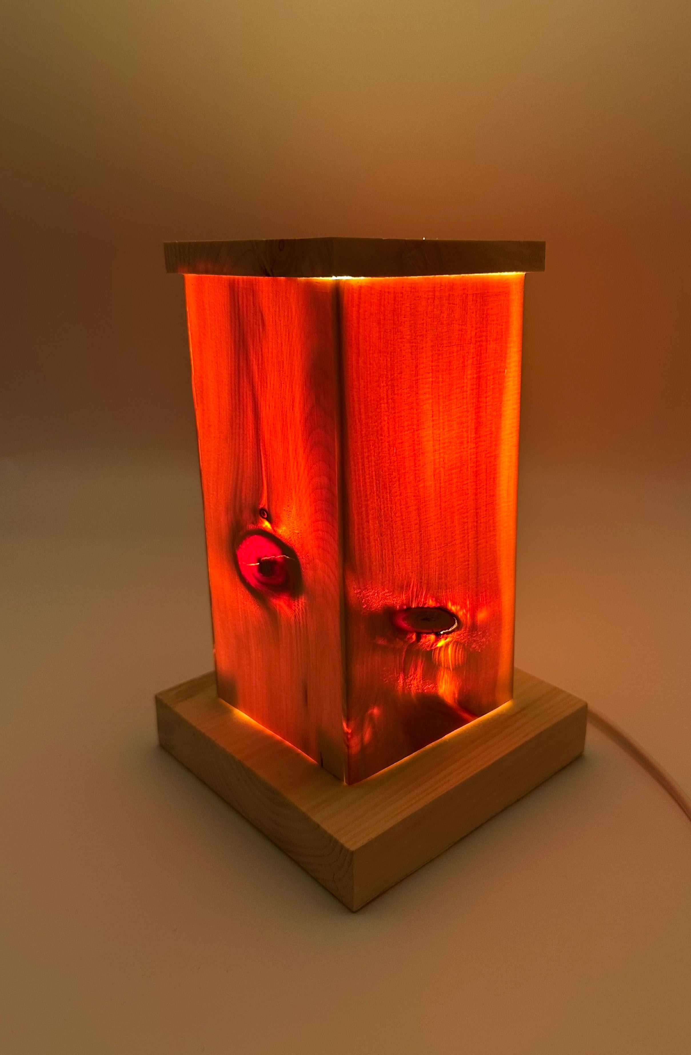 Zirbenlampe aus dem Allgäu mit auswechselbarer E14-Lampe und Schalter
