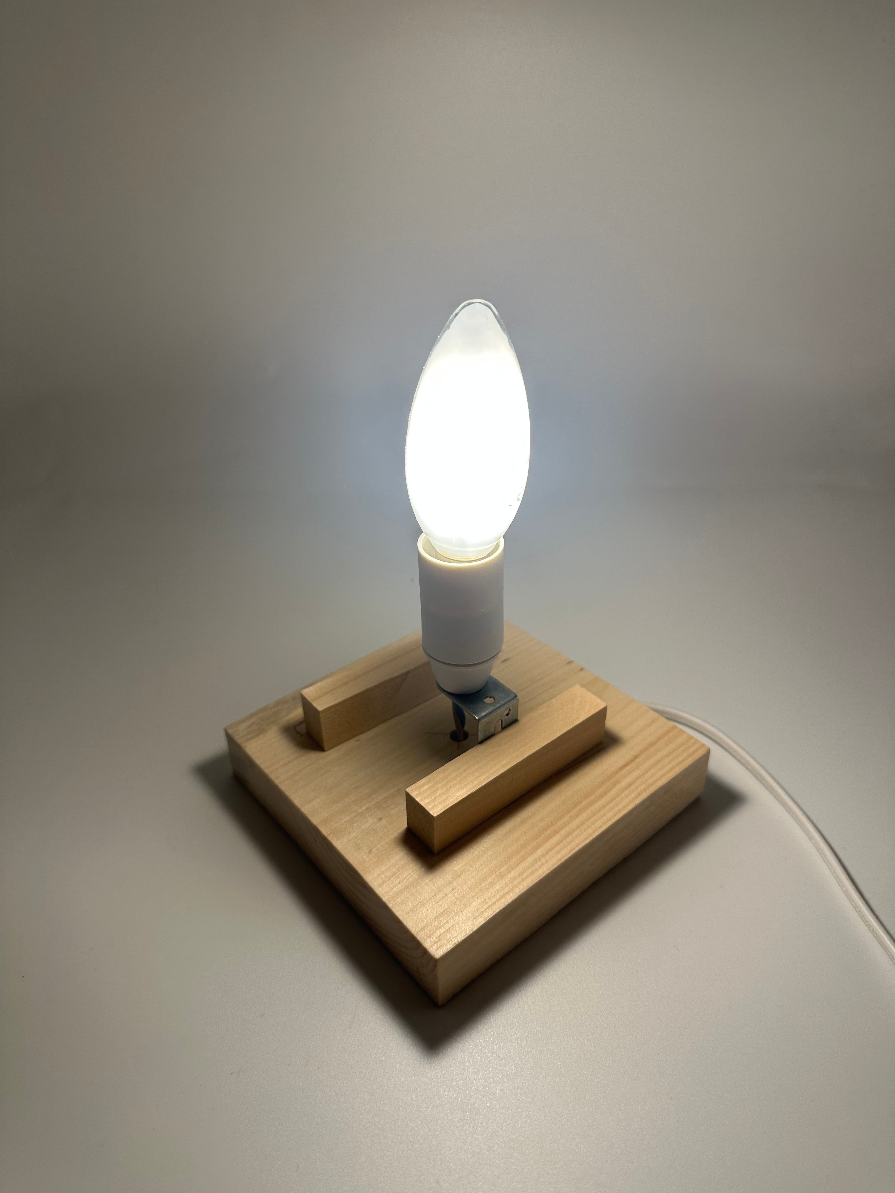 Zirbenlampe aus dem Allgäu mit auswechselbarer E14-Lampe und Schalter