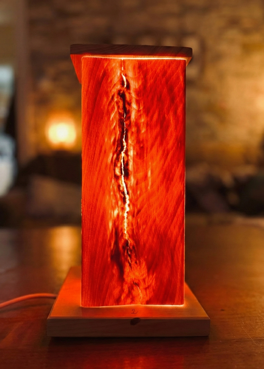 Design-Zirbenlampe: Natürliches Leuchtholz mit Schalter und Stecker Model #02/2026