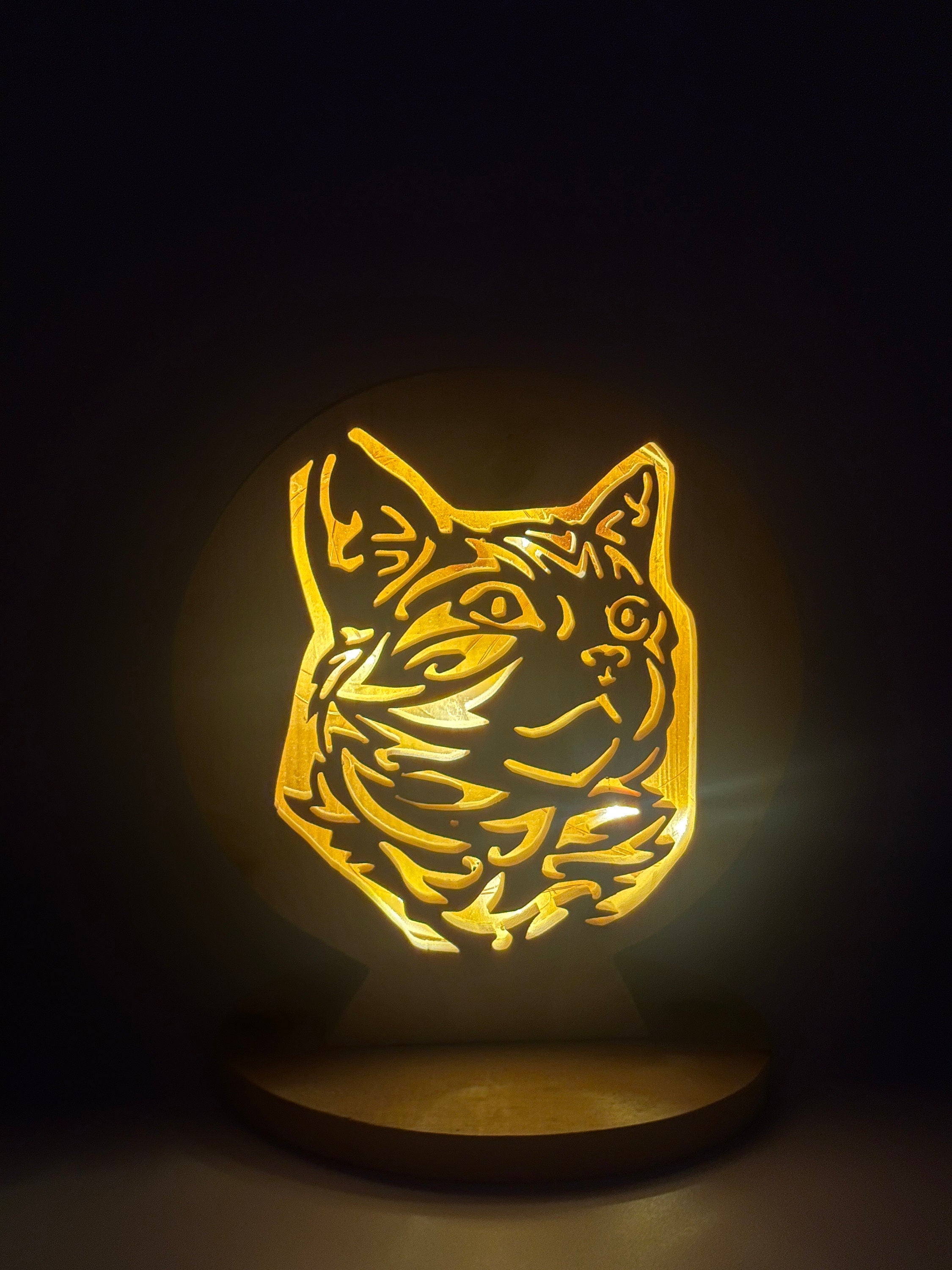 Zirbenlampe mit Katzenmotiv – handgefertigt im Allgäu aus Tiroler Zirbenholz